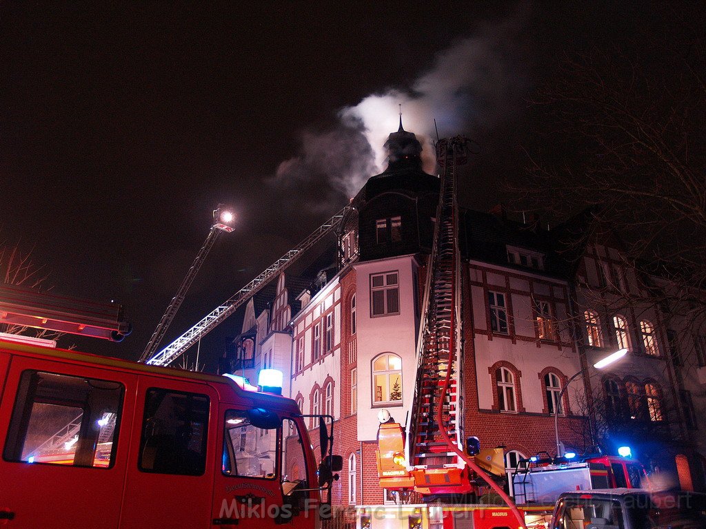 Feuer 3 Dachstuhlbrand Koeln Muelheim Gluecksburgstr P080.JPG